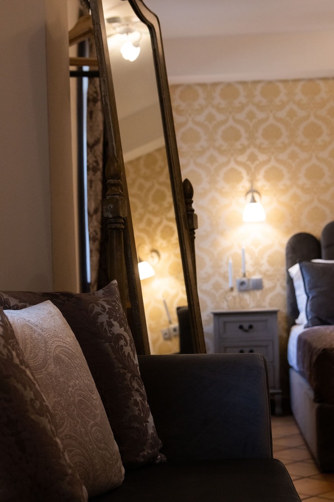 April Luxury Suites 29/50