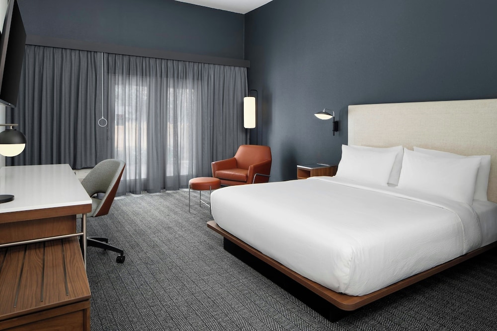 ROOM, KING BED