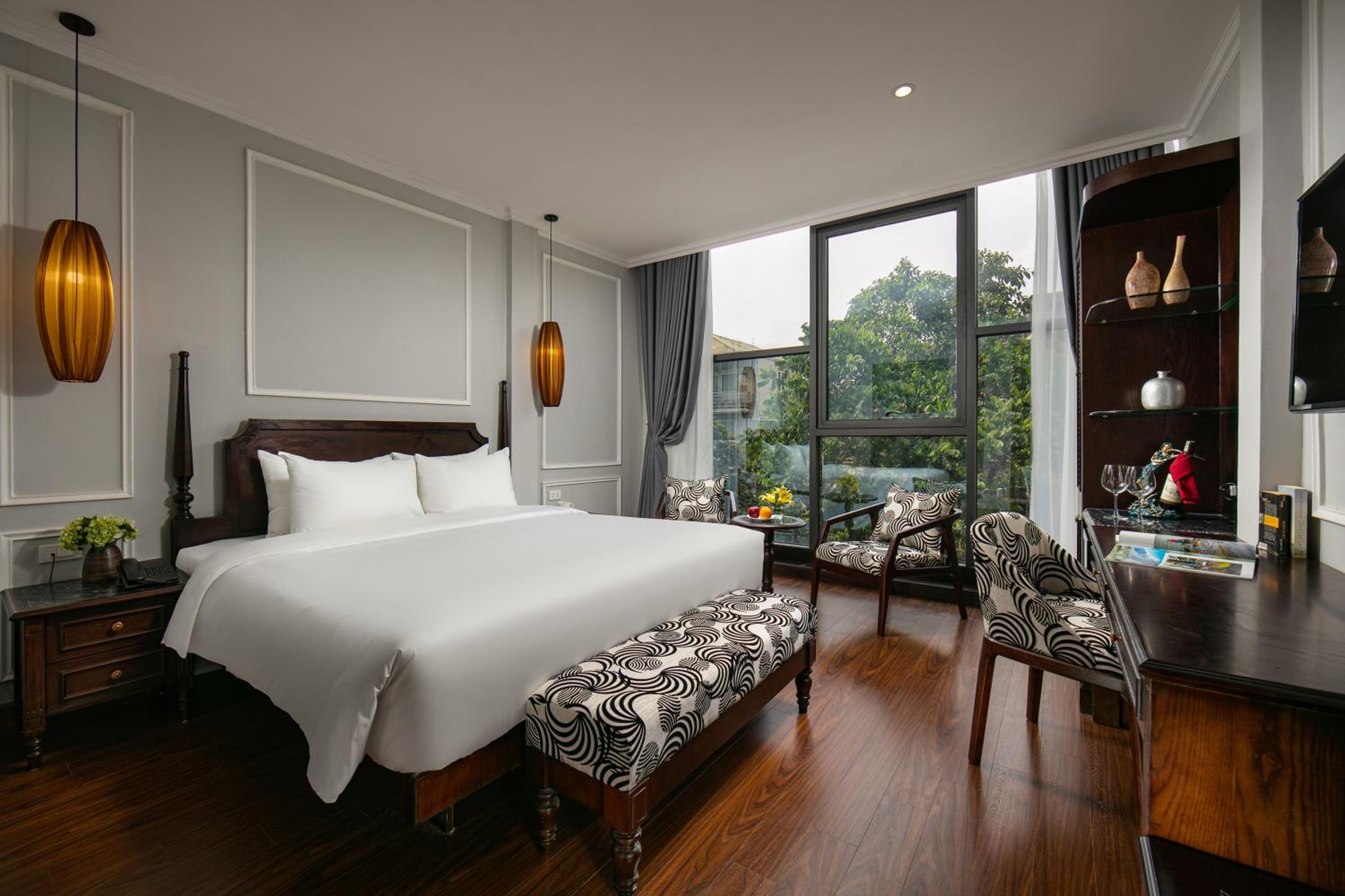 Senior, Suite, King Bed