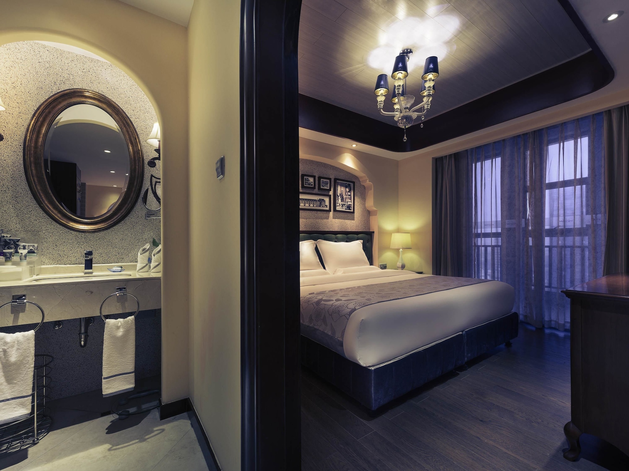 DELUXE, SUITE, KING BED