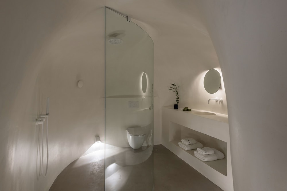 The Saint Hotel 50/50