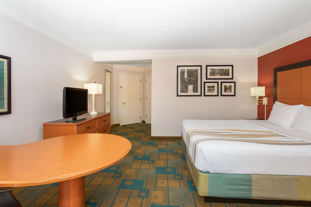 La Quinta Inn & Suites by Wyndham Denver Southwest Lakewood 11/43
