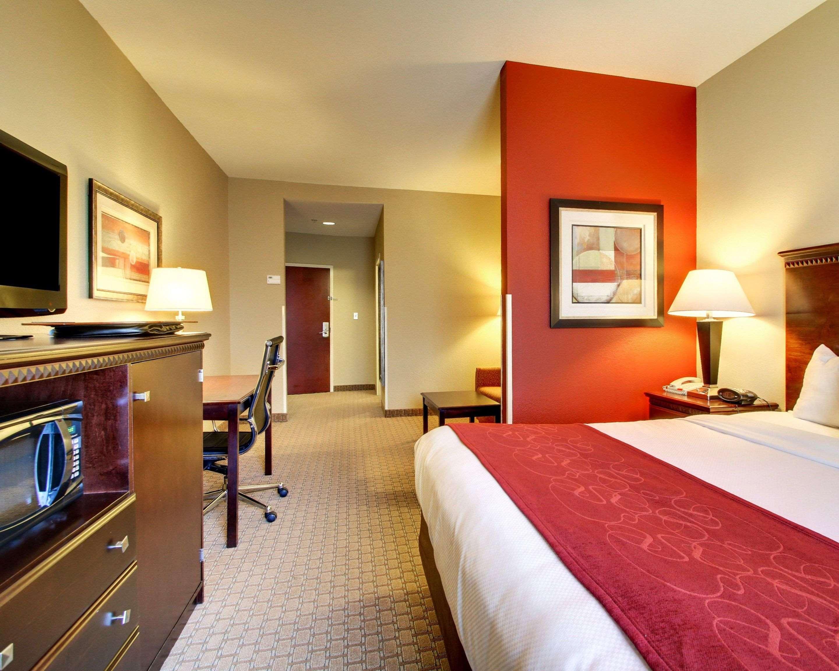 SUITE, KING BED