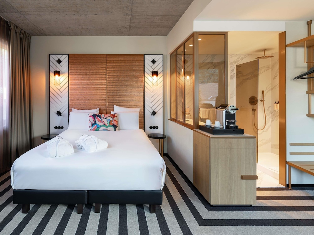 PRIVILEGE, DOUBLE BED
