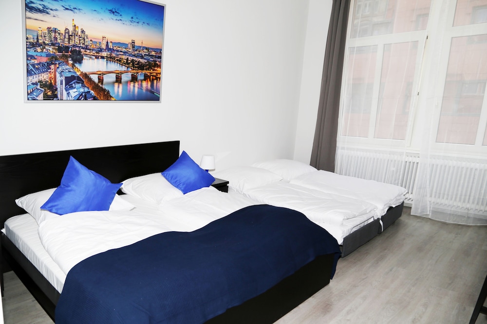 ROOM, QUADRUPLE