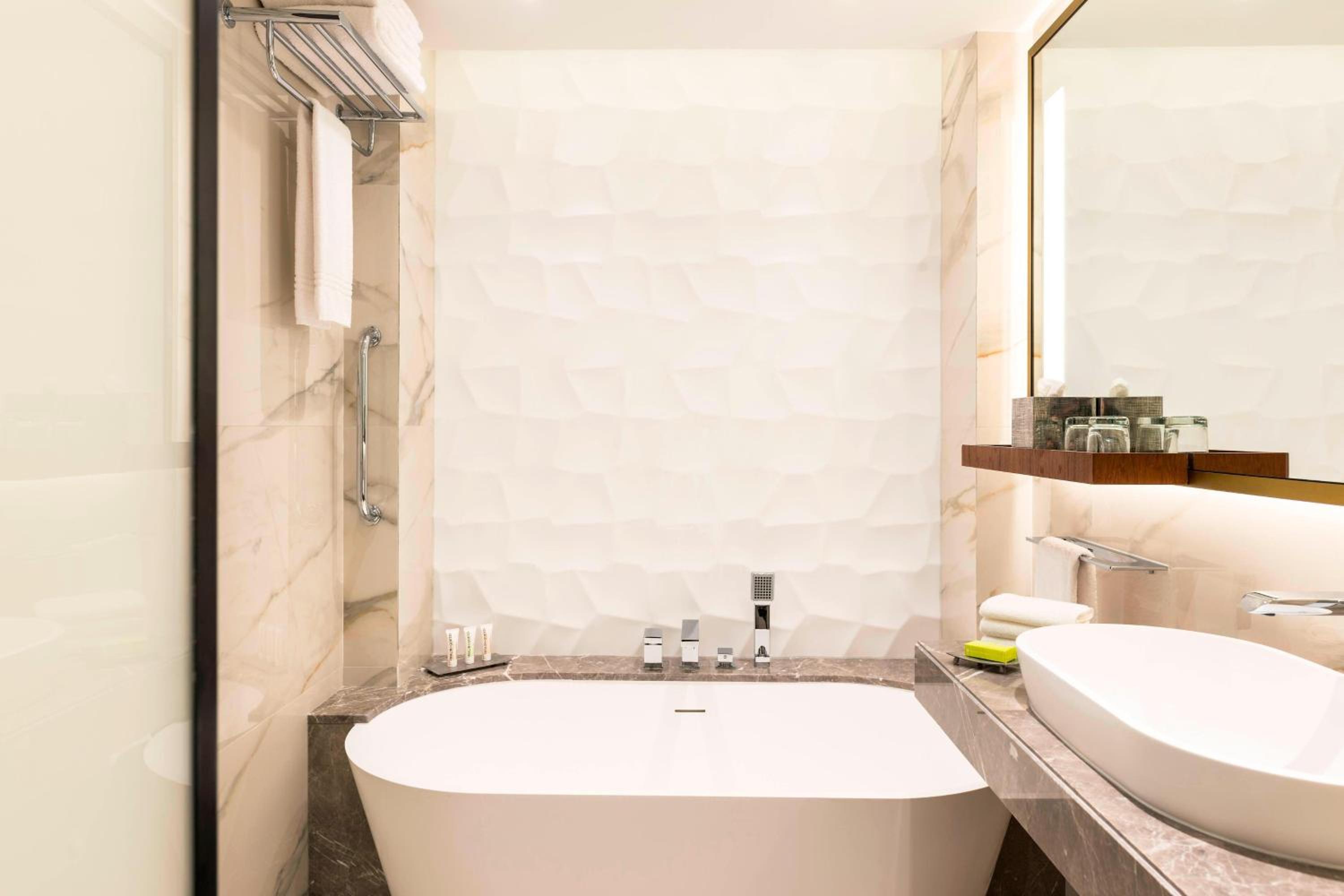 Meridien Club, Queen Bed, Garden View, Executive Lounge Access، Le Meridien Dubai Hotel and Conference Centre 6/8