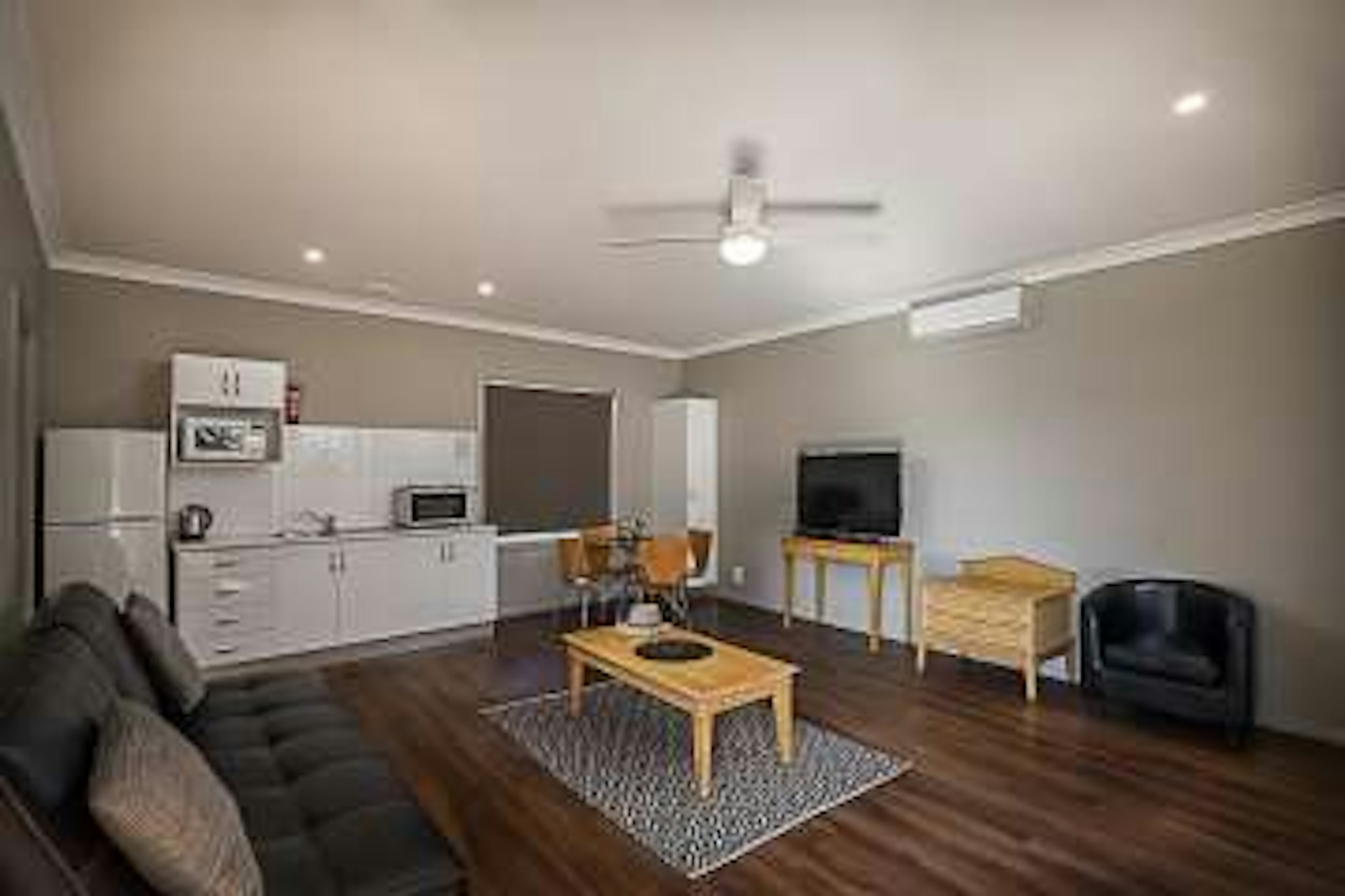 Akuna Motor Inn 7/8