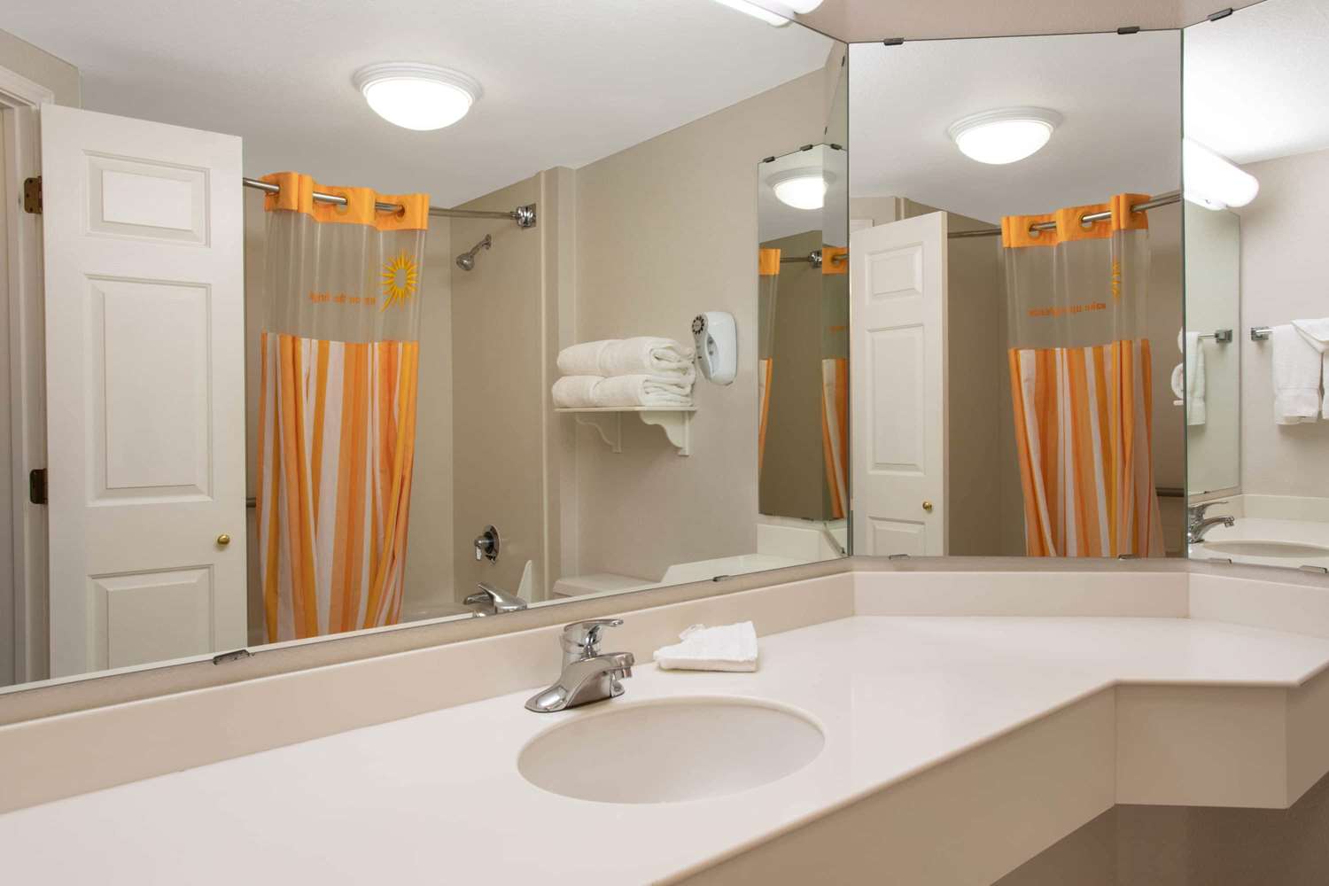 La Quinta Inn & Suites by Wyndham Denver Southwest Lakewood 42/43