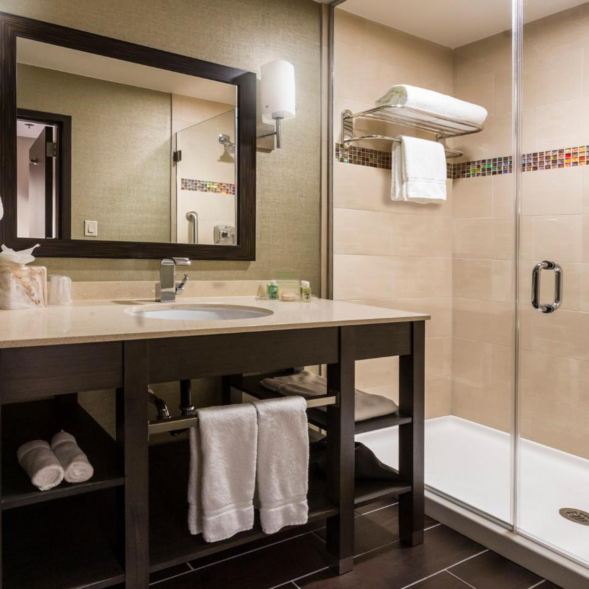 غرفة قياسية بسريرين كوين بحوض استحمام لذوي الإعاقة، Crowne Plaza Shenandoah - Woodlands Area, an IHG Hotel 7/7