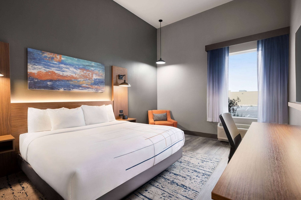 La Quinta Inn and Suites by Wyndham Del Rio 21/65