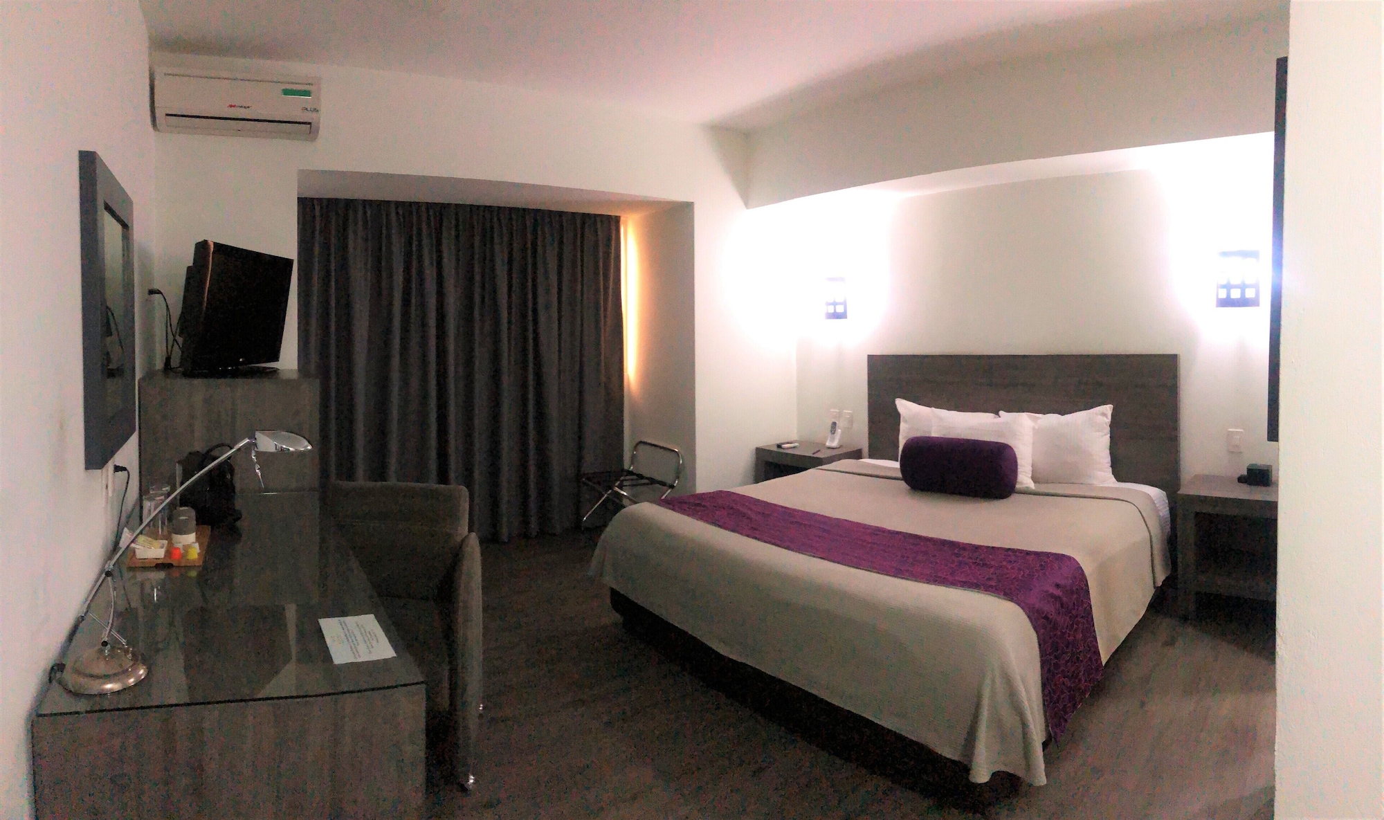 ROOM, KING BED, INTERIOR VIEW