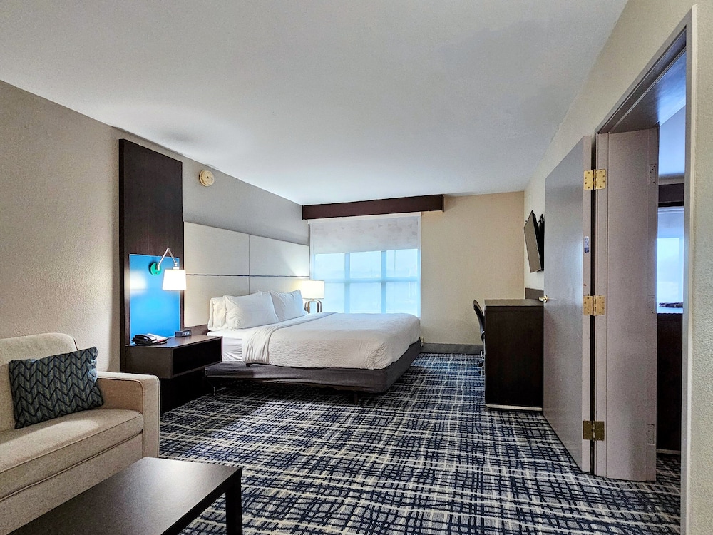 Suite, King Bed, Living and Dining Areas، Holliday Inn Belcamp Aberdeen Area Ex Wingate By Wyndham Aberdeen Edgewood 6/10