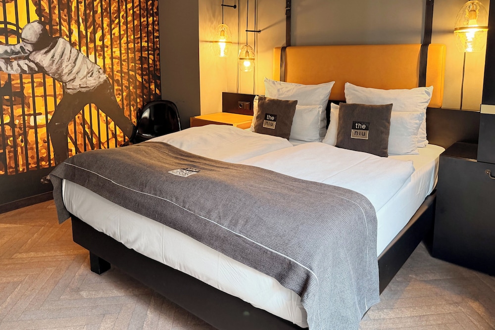 French, Twin Beds