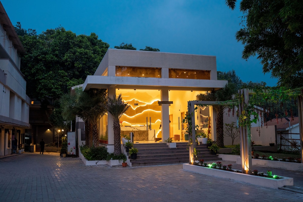 TGI STAR Holidays Yercaud 1/48