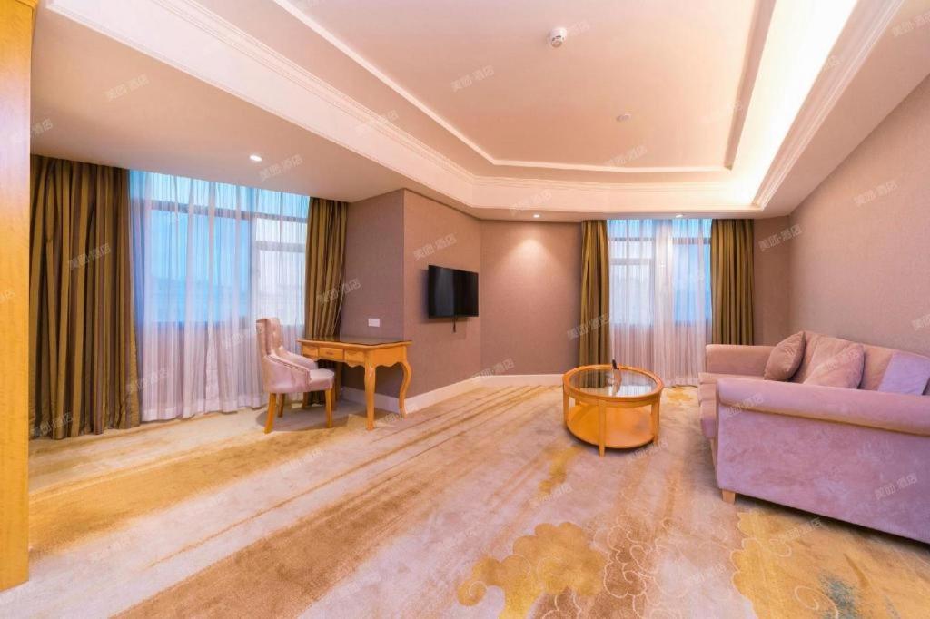 Vienna Hotel (Shenzhen Pingdi Huancheng South Road) 36/49
