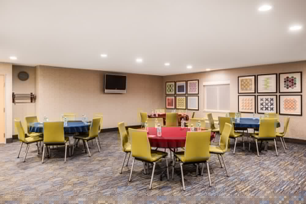 HOLIDAY INN EXPRESS WARRENTON 38/40