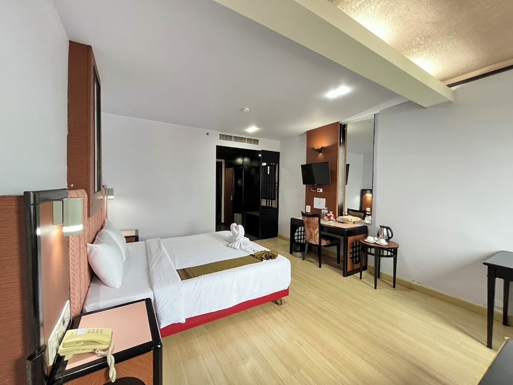 BP GRAND TOWER HOTEL 26/59