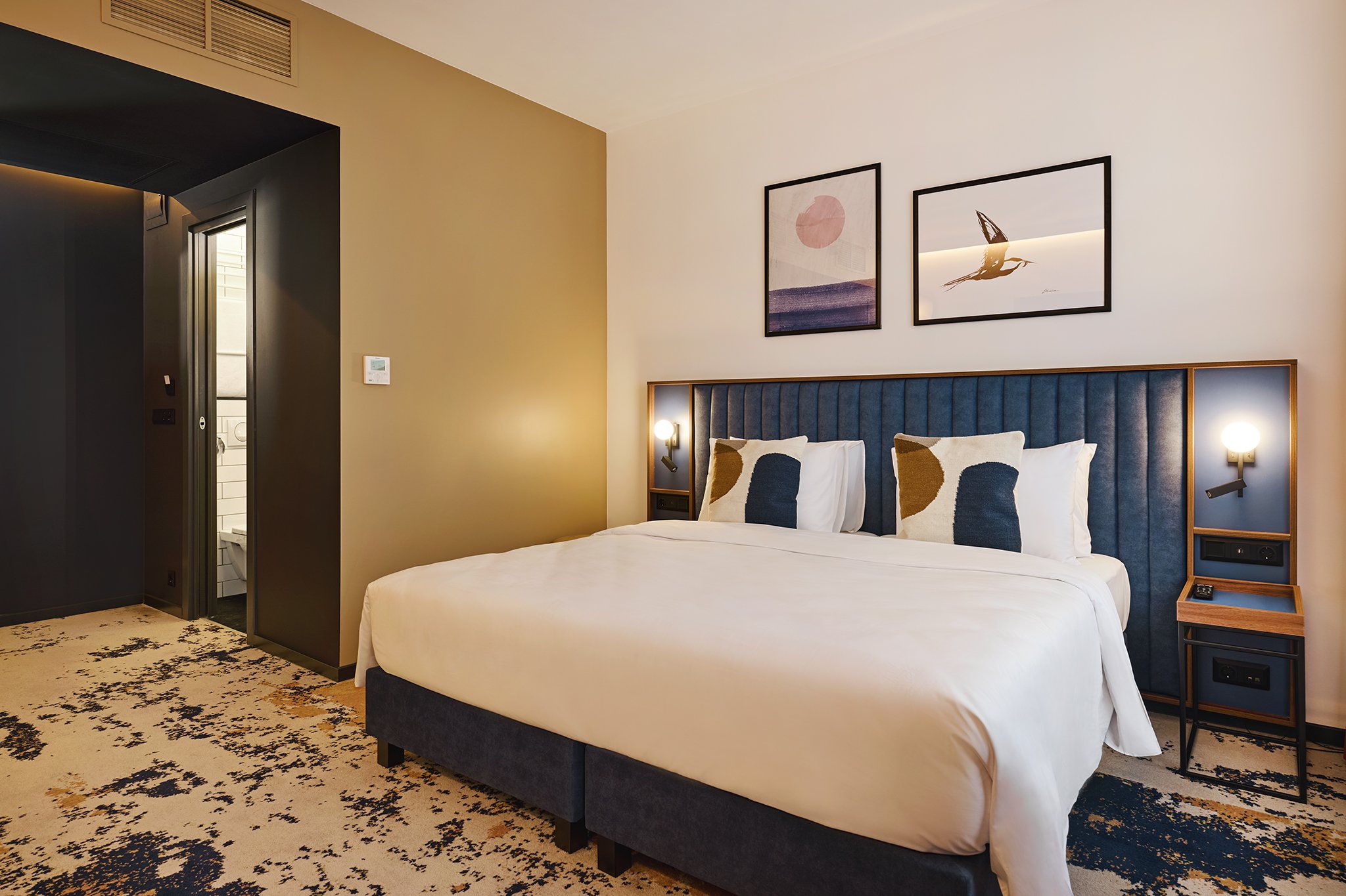 D8 Hotel 27/77