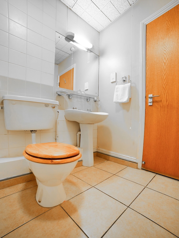 Cardiff Sandringham Hotel 40/53