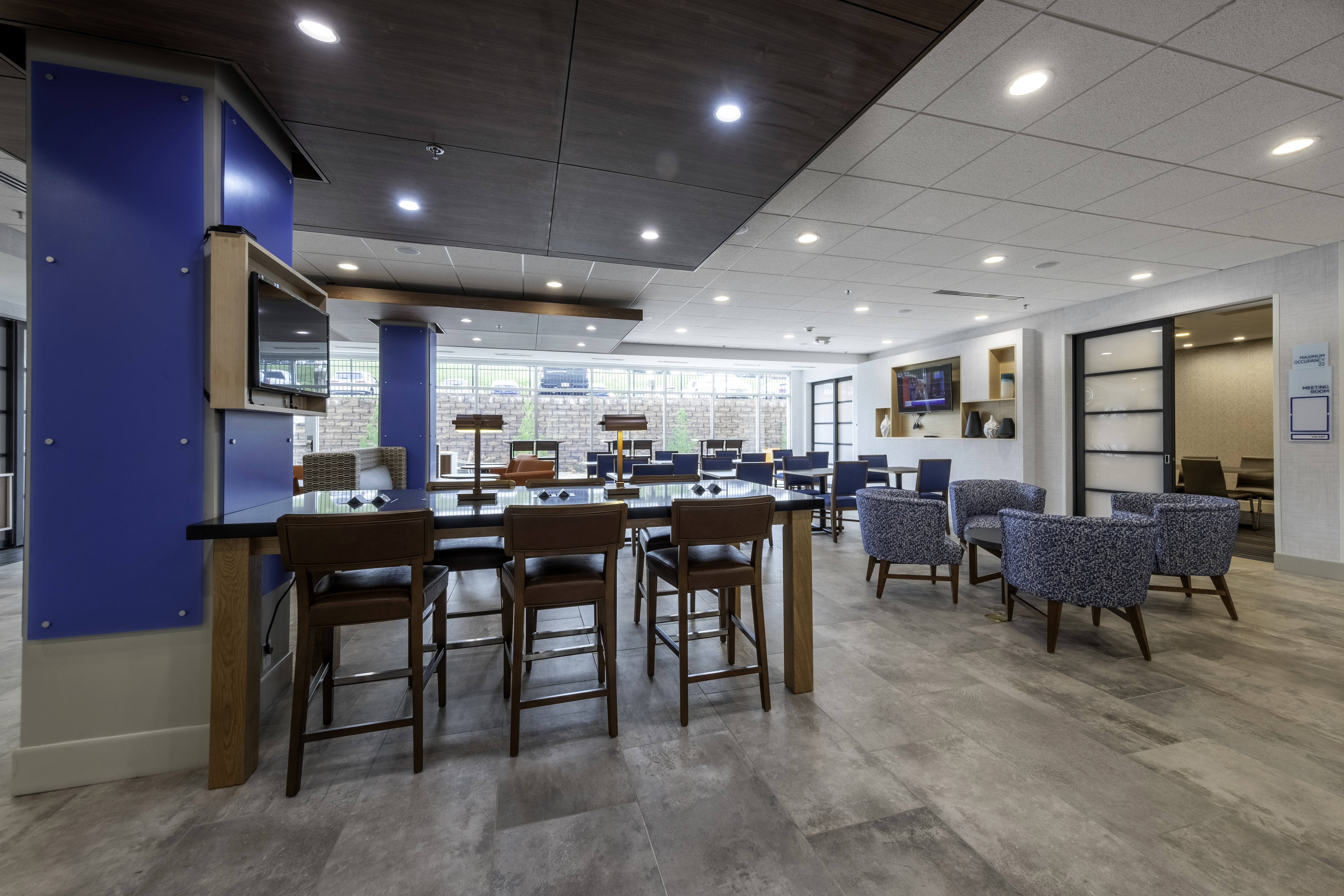 Holiday Inn Express Suites Staunton 50/75