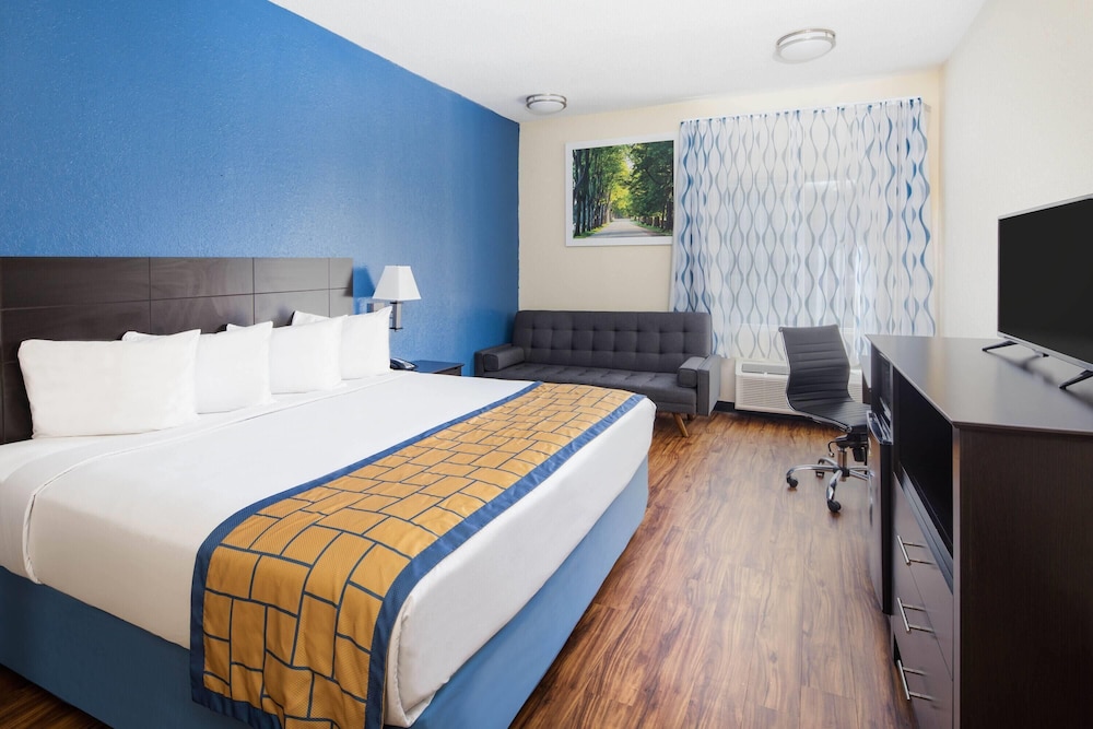 1 BEDROOM, SUITE, KING BED