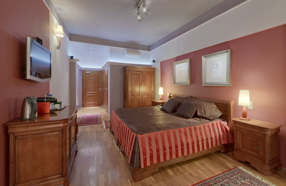 DELUXE, DOUBLE OR TWIN BED