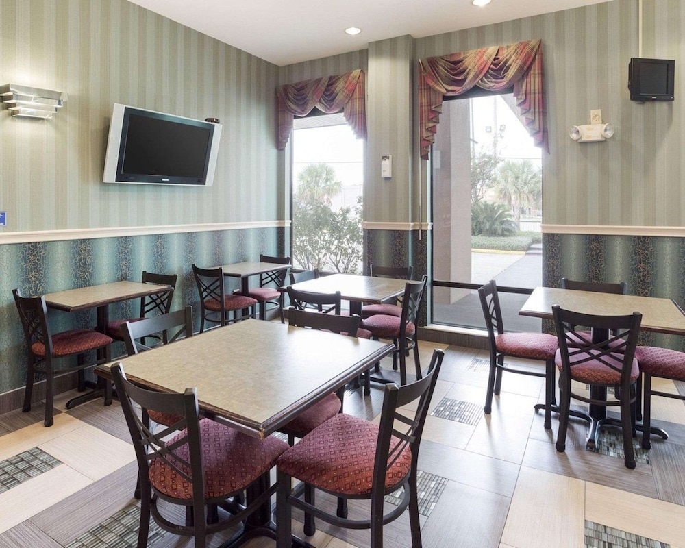 Rodeway Inn and Suites New Orleans, LA 25/33