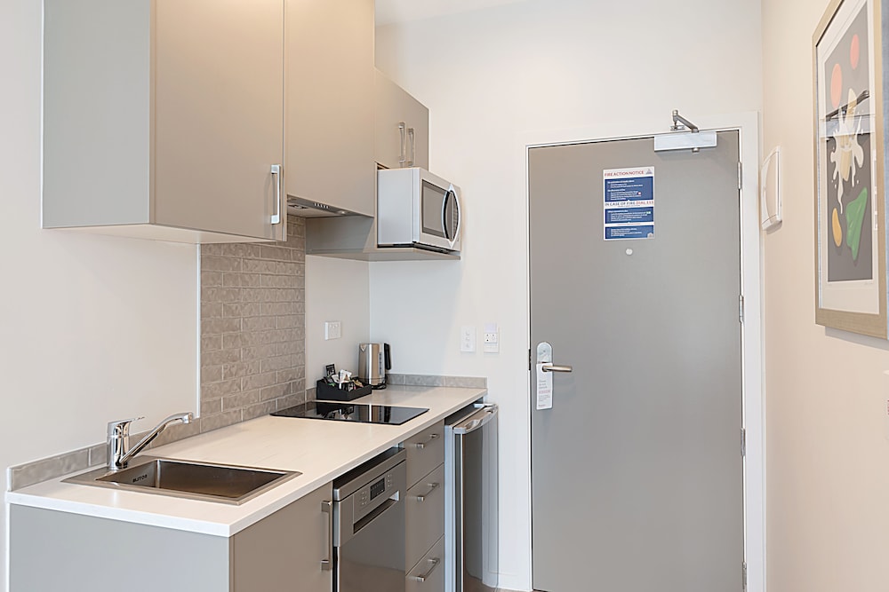 Ramada Suites By Wyndham Victoria Street West 49/57