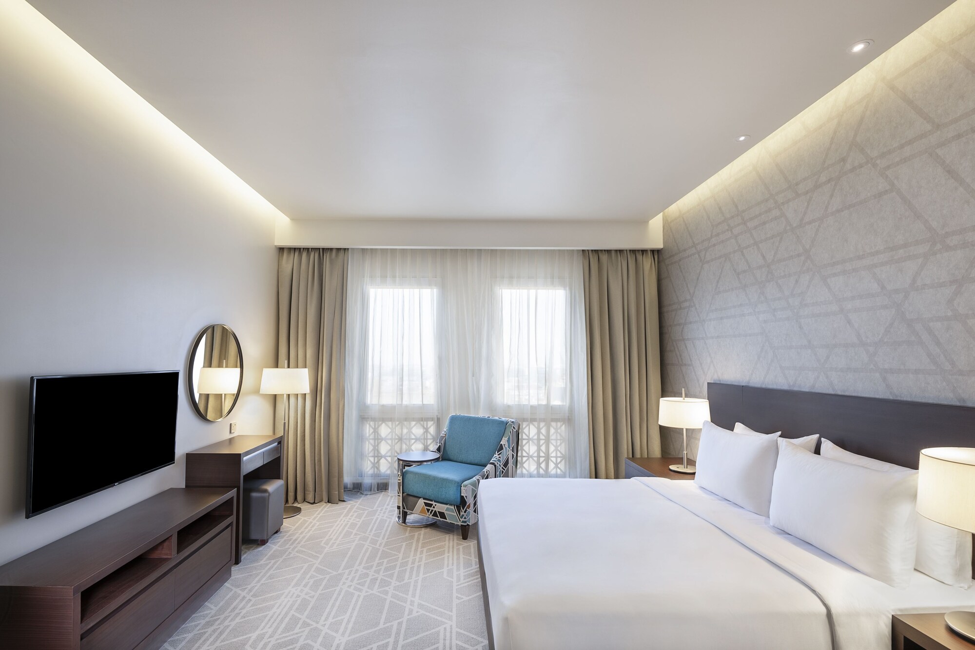 شقة بسريرين كينج بغرفتي نوم مع أريكة بمطبخ