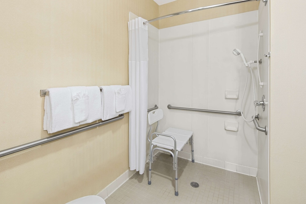 Hampton Inn Columbus North 16/37