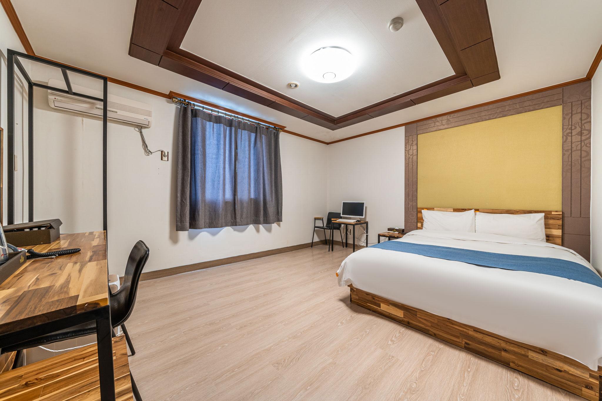 Deluxe, Queen Bed