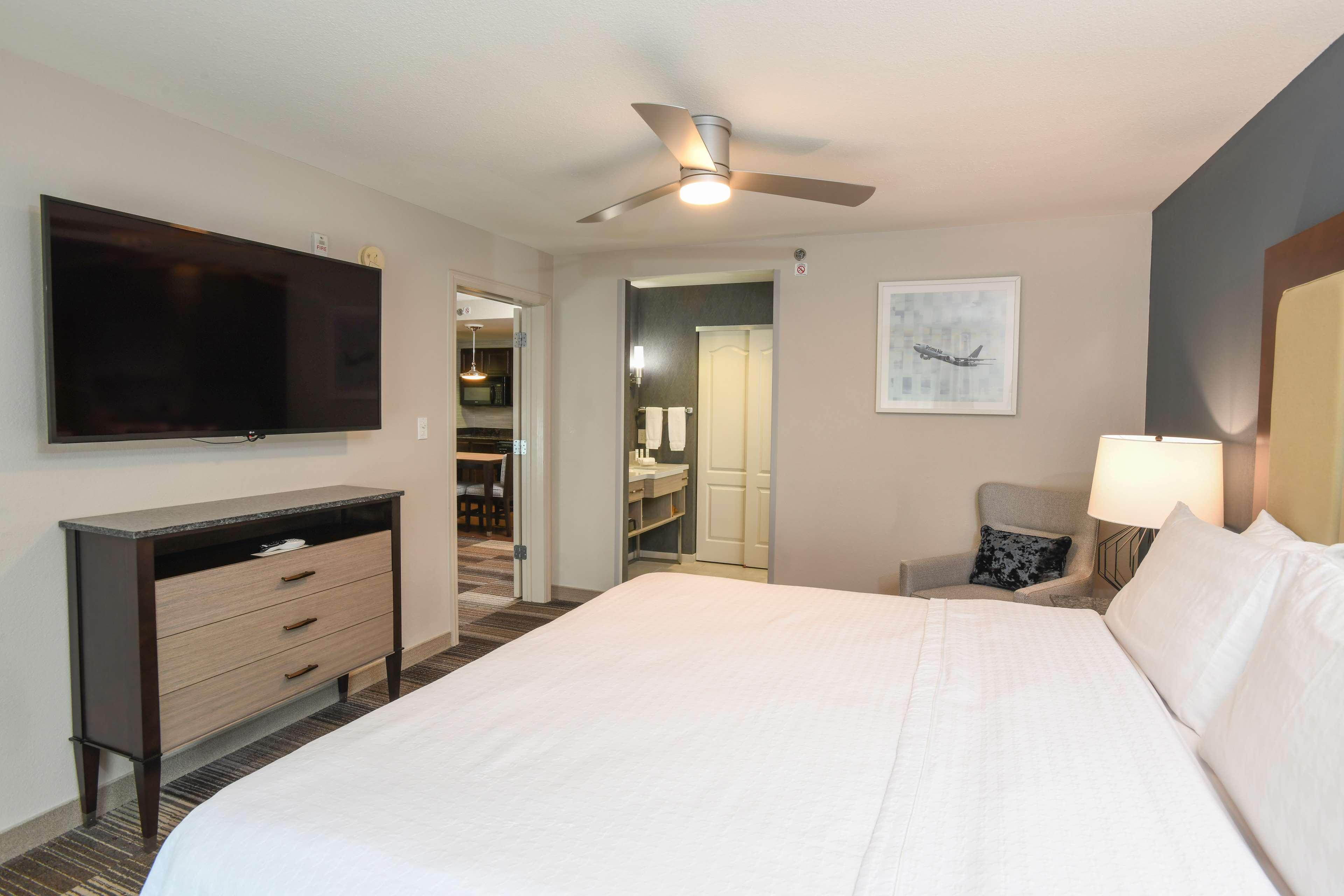 2 Bedrooms, King Bed, 2 Queen Beds, 2 Bathrooms, Kitchen