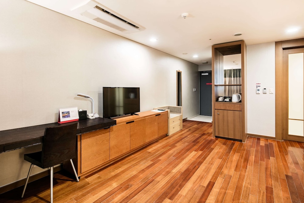 Ramada Hotel & Suites by Wyndham Seoul Namdaemun 52/61