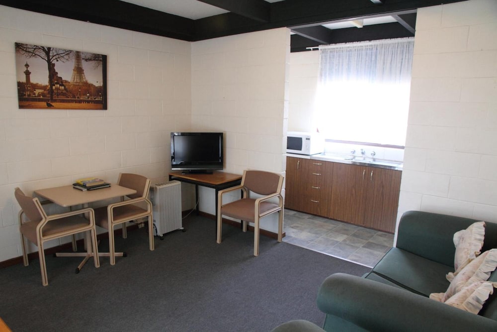 Plainsman Motel 38/63