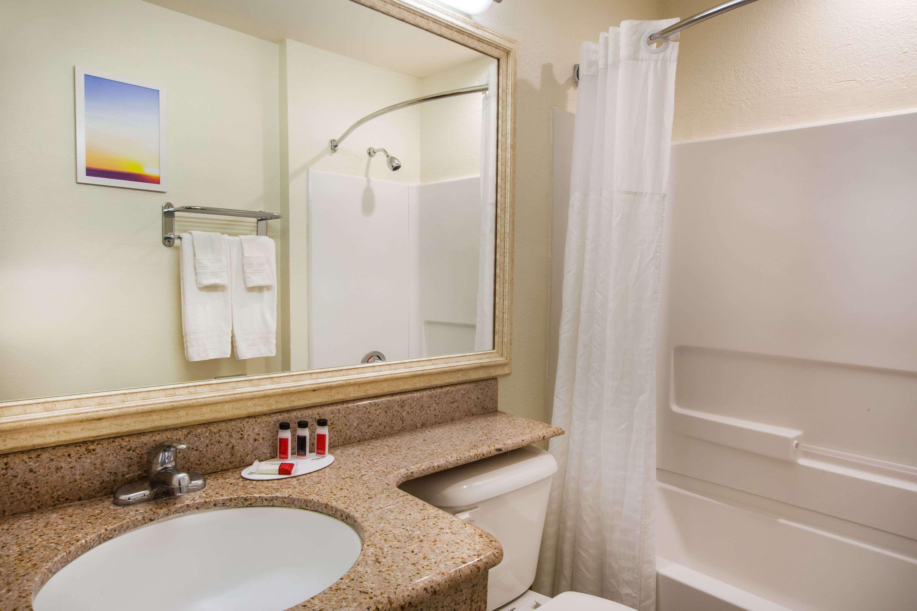 Days Inn & Suites by Wyndham Antioch 23/24