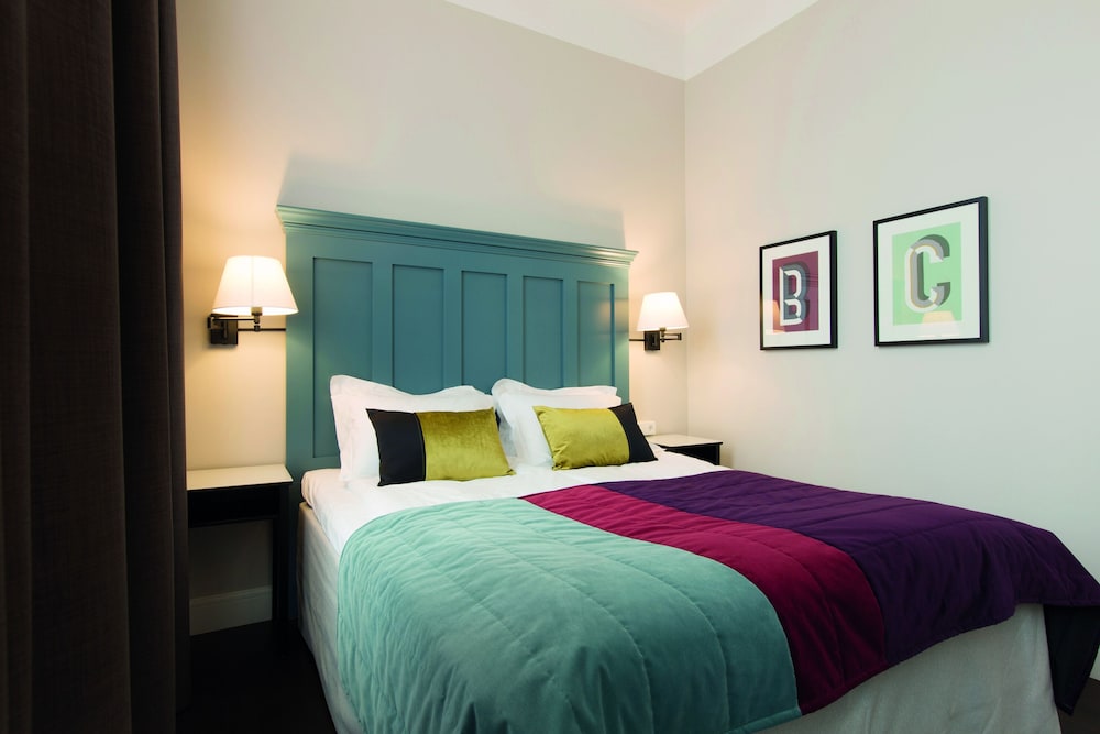 Basement, Queen Bed