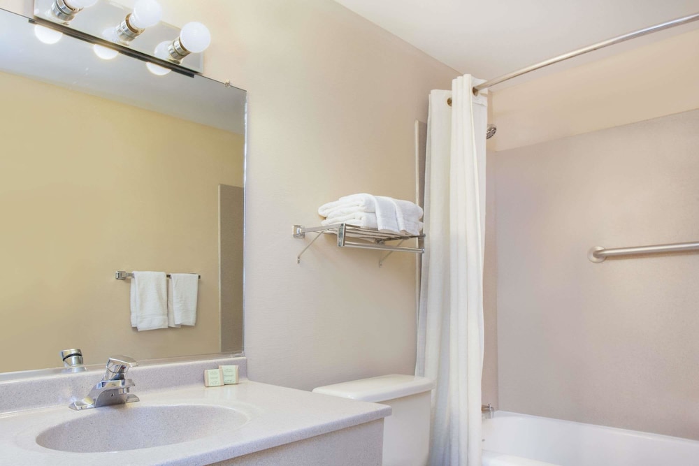Super 8 by Wyndham Chicago/Rosemont/O'Hare/SE 6/25