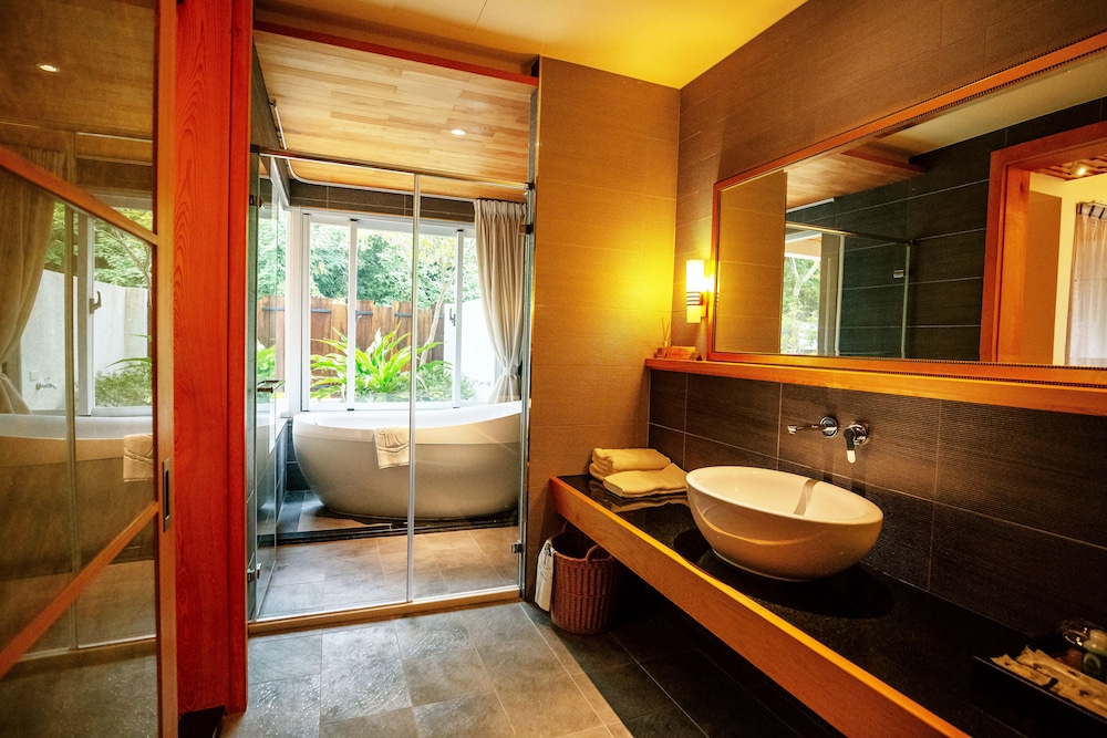 Bay Forest Boutique Hotel 68/72