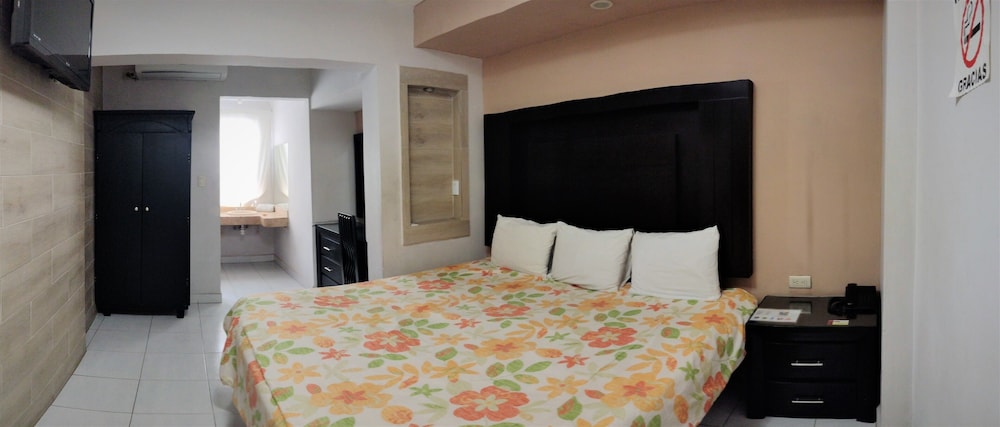 Hotel Laguna Inn 12/29