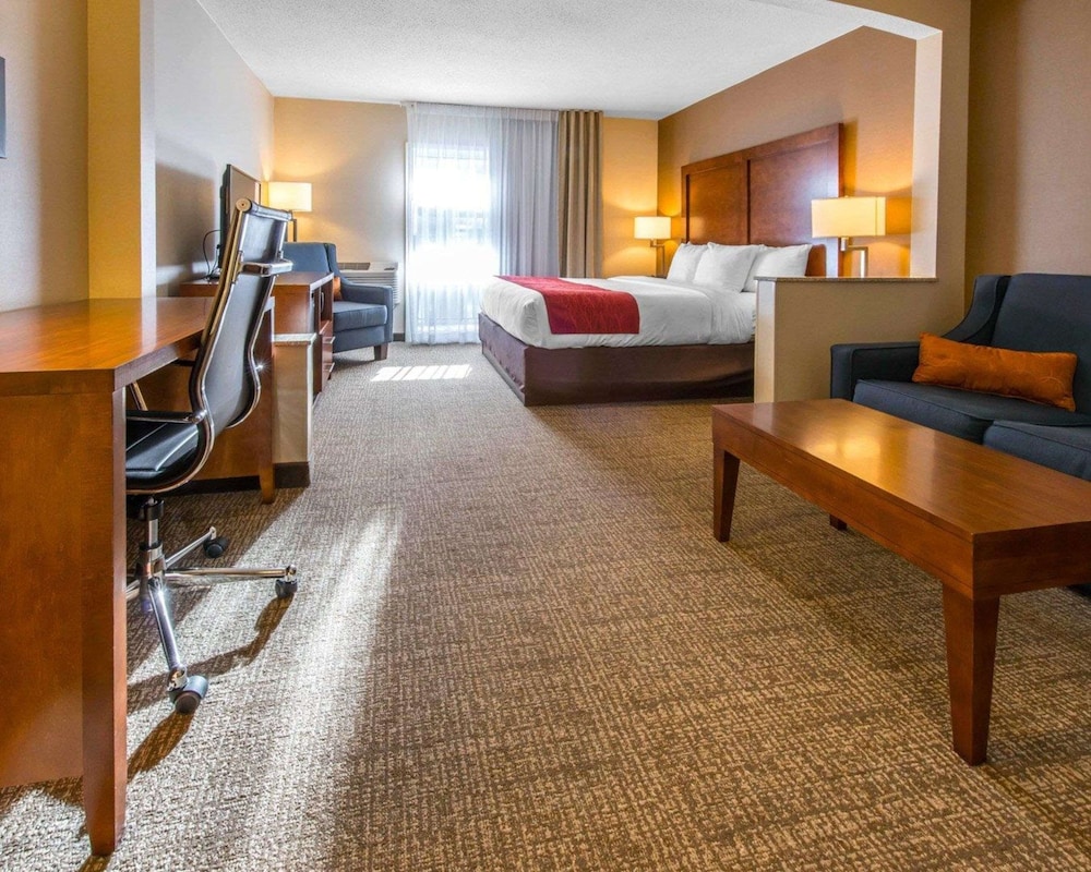 Comfort Inn & Suites Erie - Splash Harbor Indoor Waterpark 24/55
