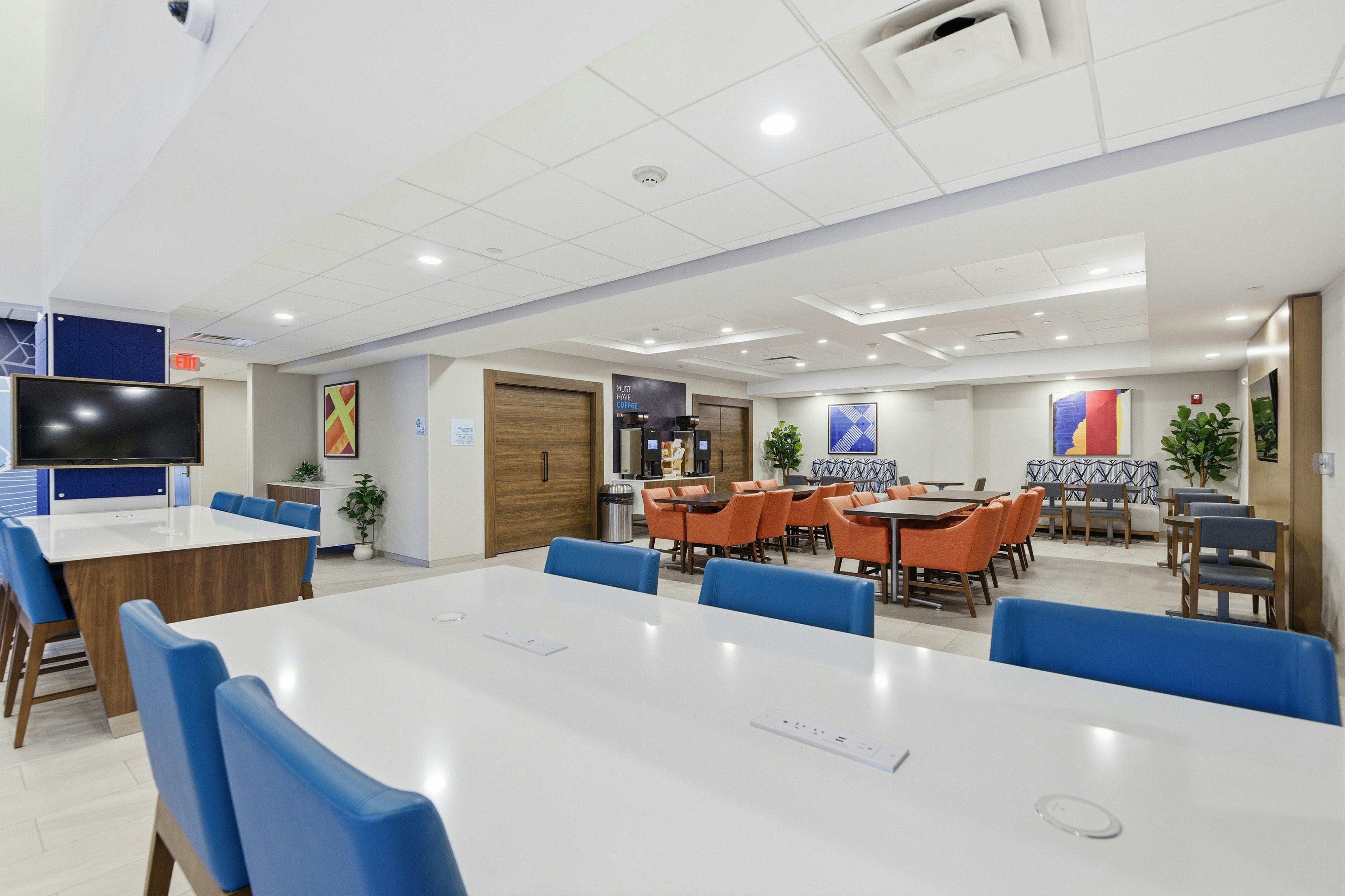 Holiday Inn Express & Suites Raleigh West - Lenovo Center 87/102