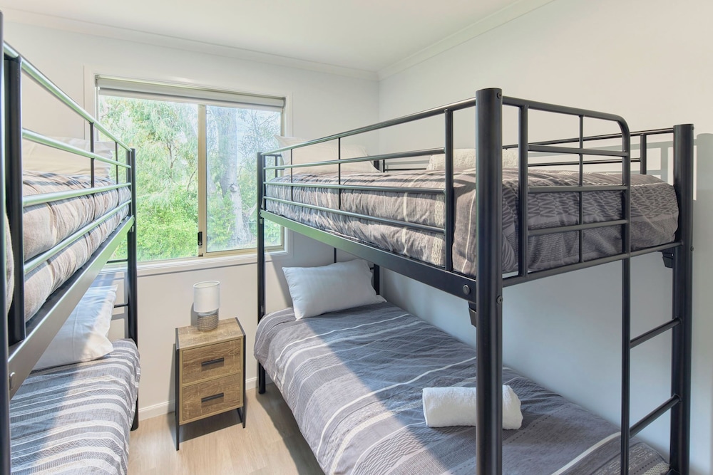 2 Bedrooms, Cabin, 1 Queen and 2 Bunk Beds