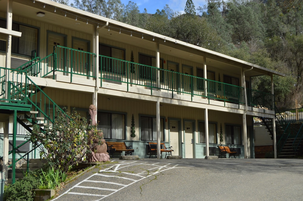 Yosemite Cedar Lodge 4/59