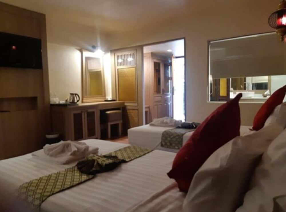 Nak Nakara Hotel 54/74