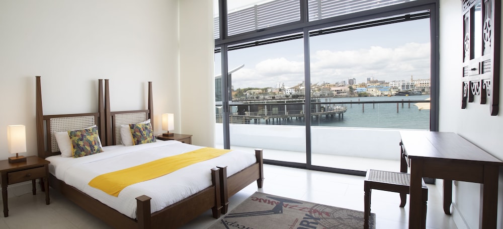 English Point Marina Hotel 23/68