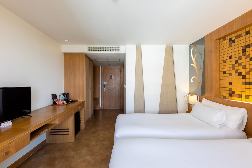 DELUXE, TWIN BEDS, POOL VIEW