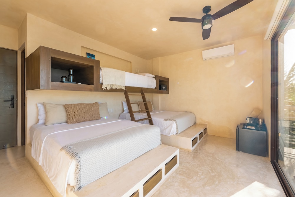 Superior, 1 Single and 2 Queen Beds