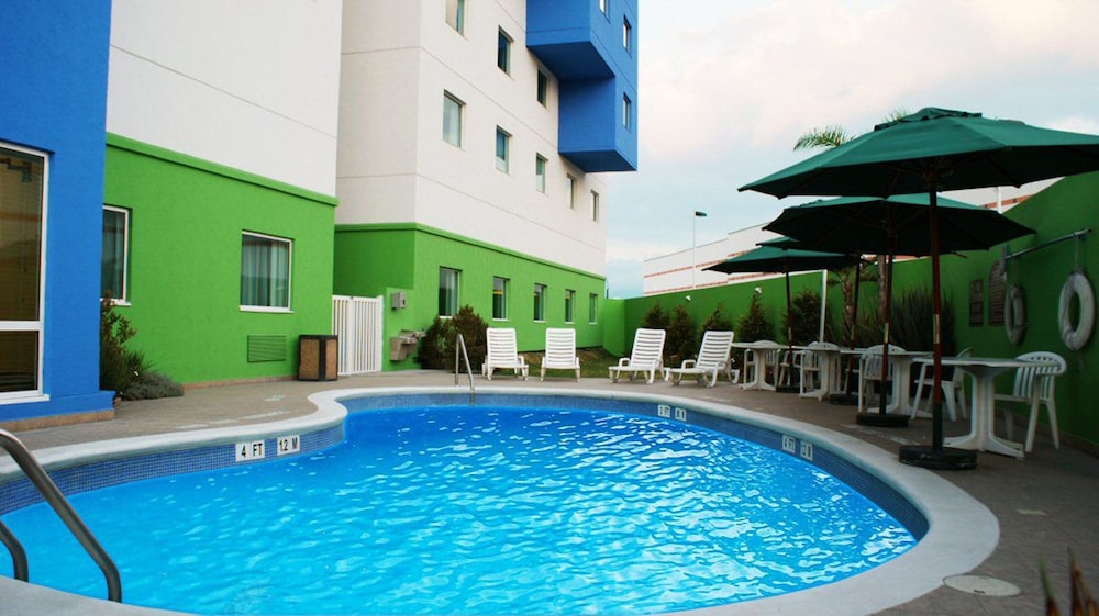 Holiday Inn Express Hotel and Suites Toluca Zona Aeropuerto 66/72