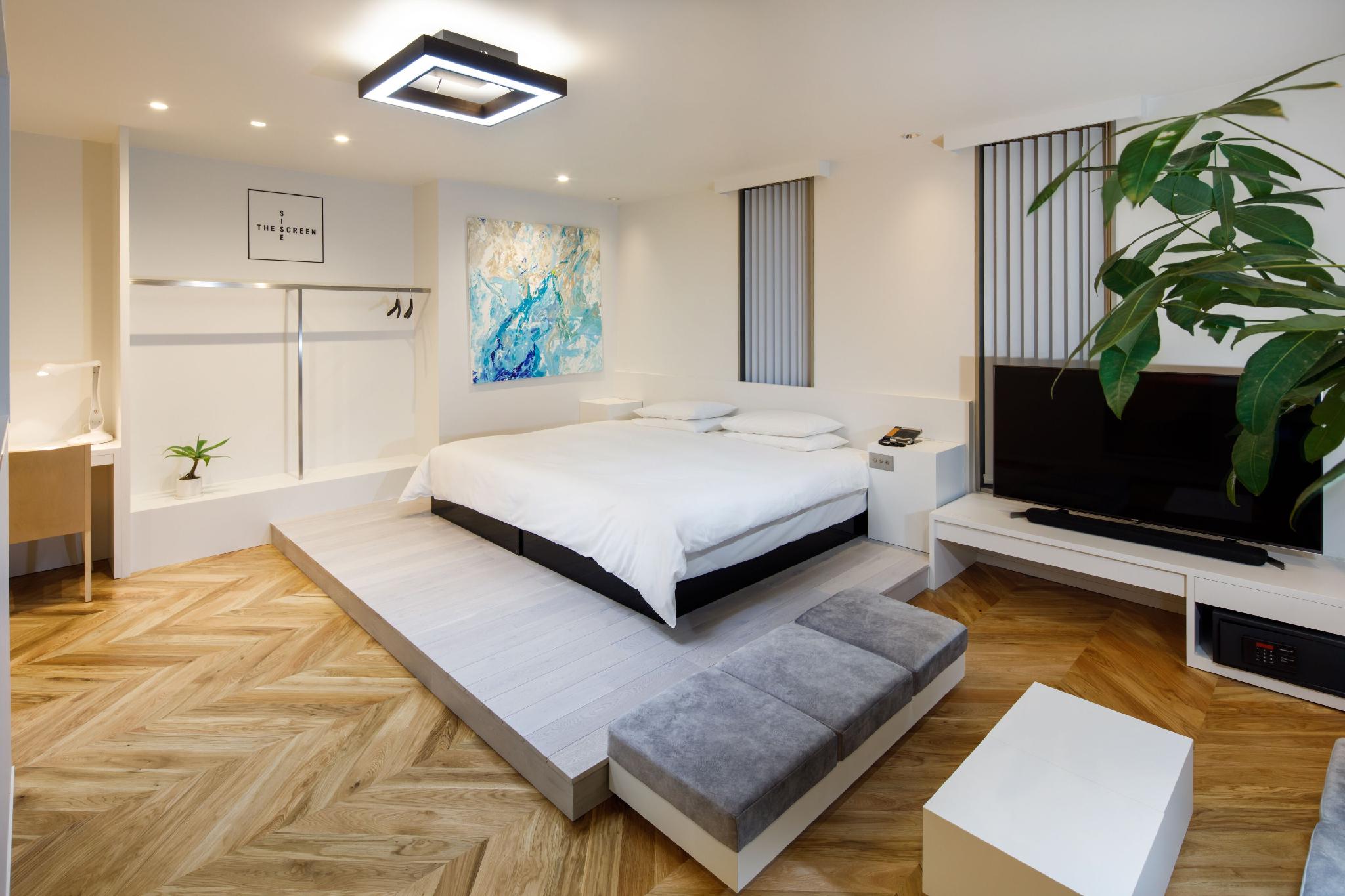 Semi Room, Design, Suite