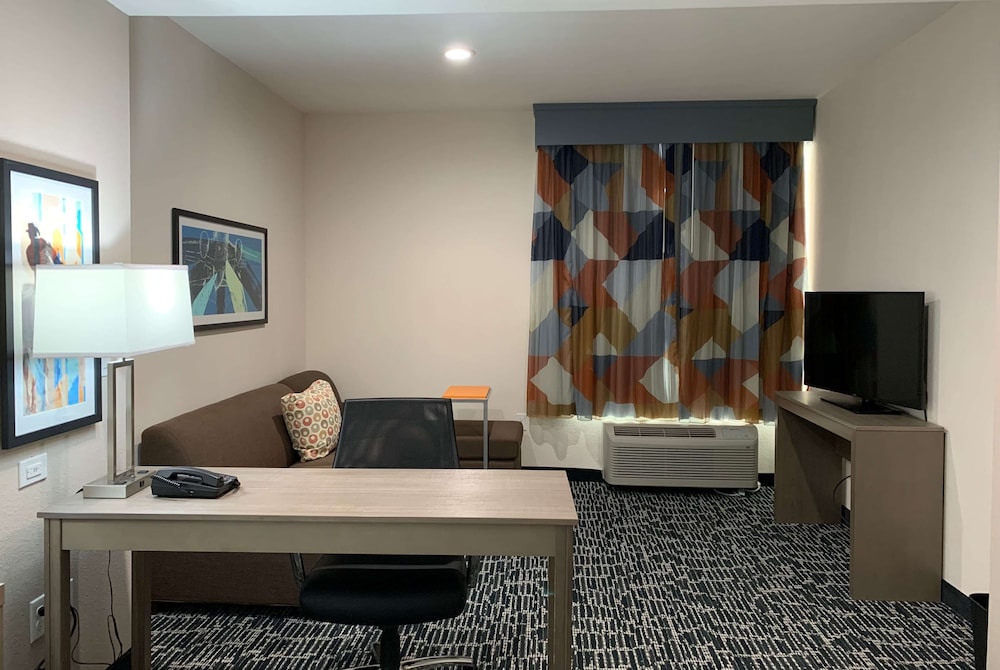La Quinta Inn & Suites by Wyndham - Red Oak TX IH-35E 14/23